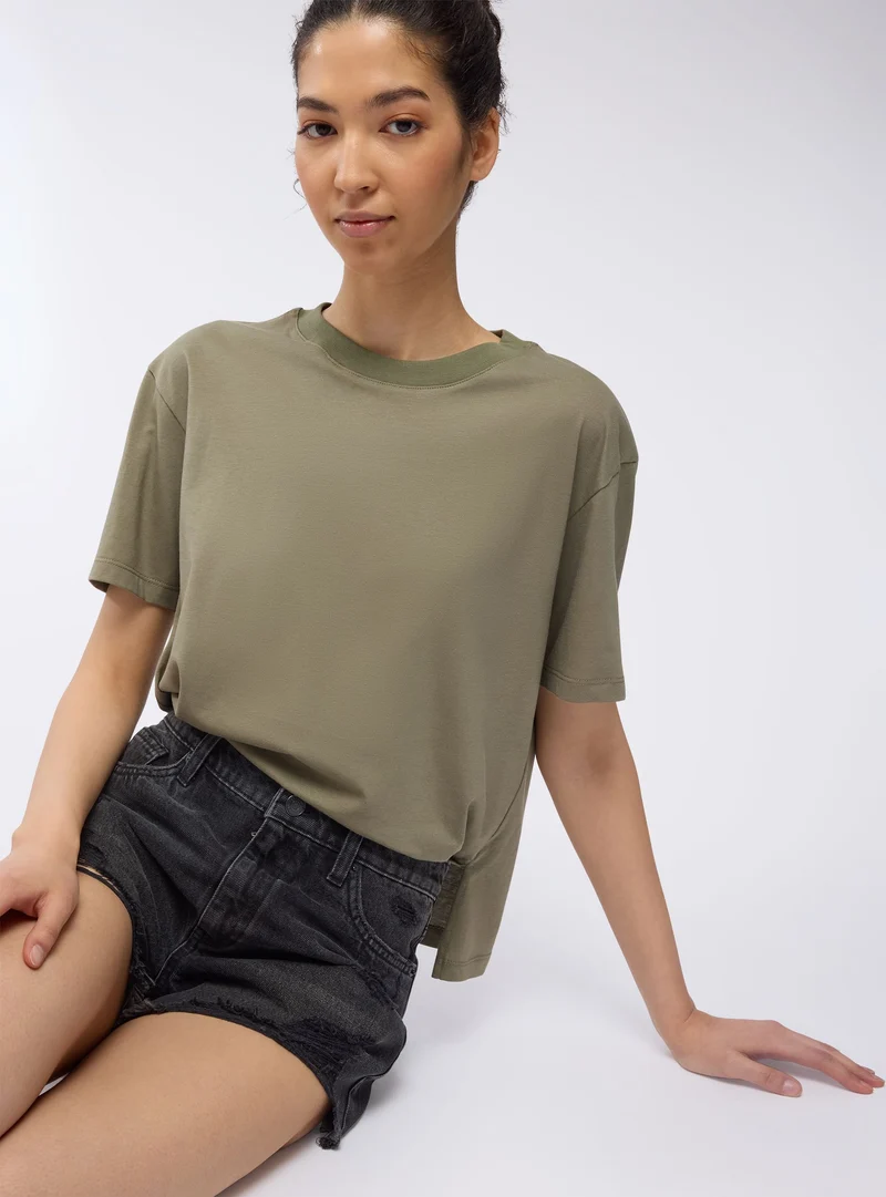 T-shirt con spacchi