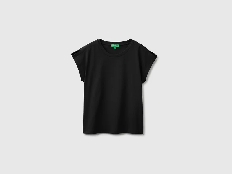 T-shirt con spacchetti sulla manica