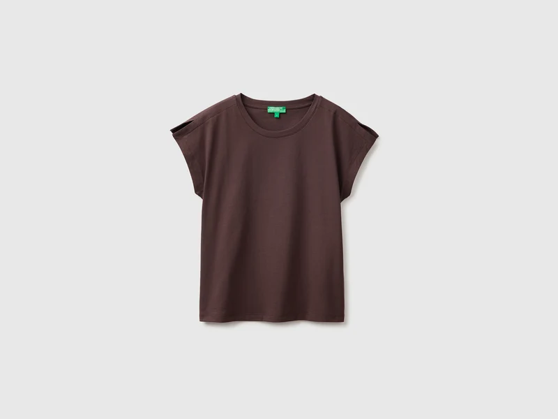 T-shirt con spacchetti sulla manica