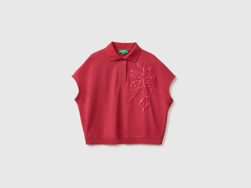 Polo smanicata con ricamo