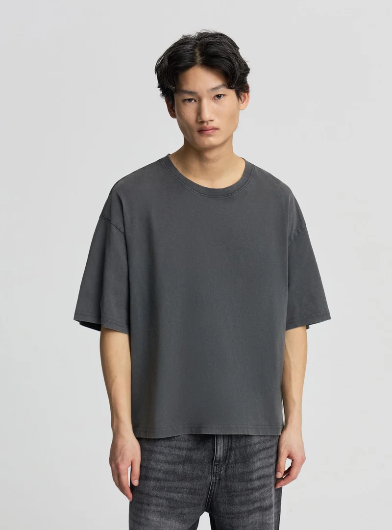 T-shirt crop tinta unita effetto acid wash