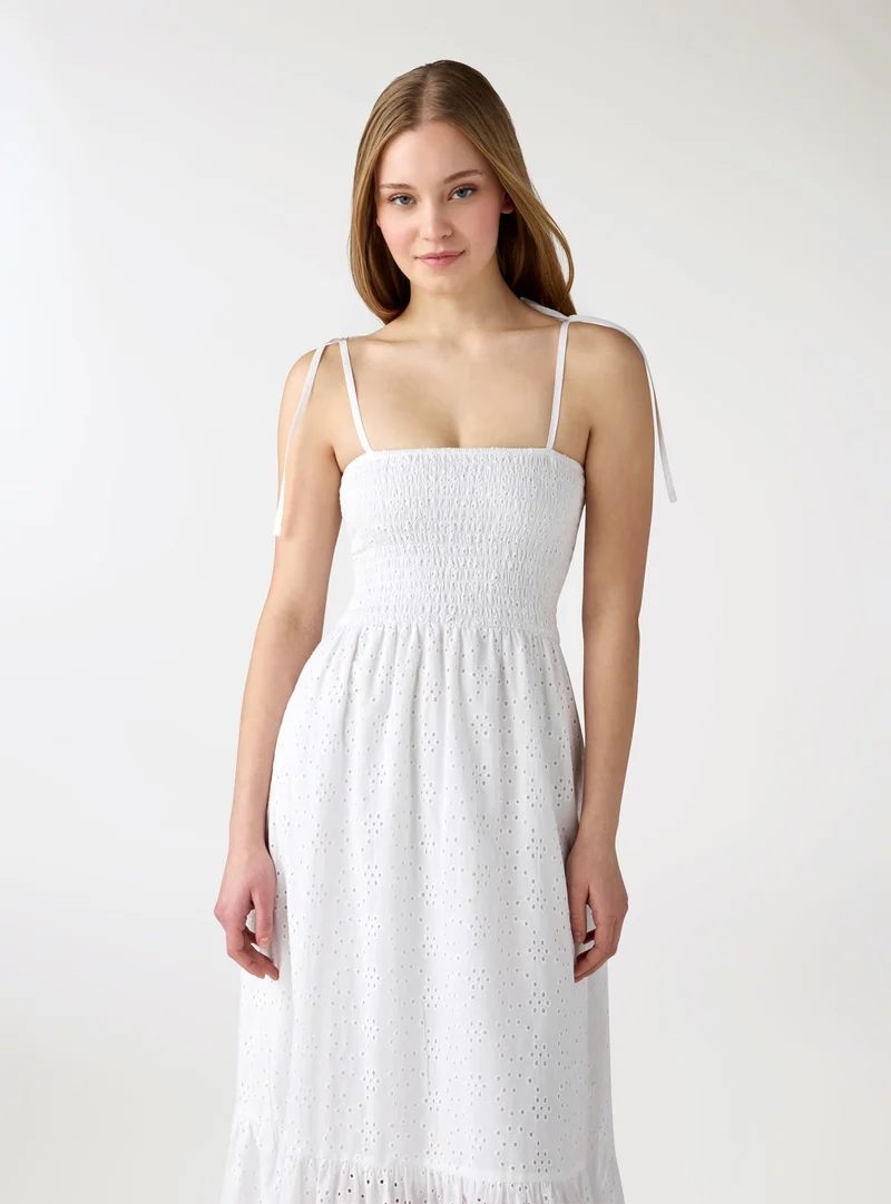 Vestito lungo in sangallo e punto smock