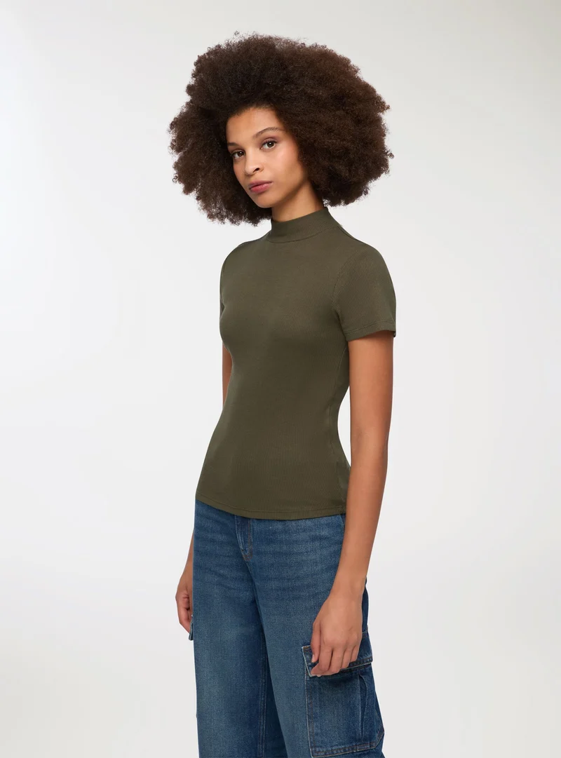 T-shirt lupetto a costine