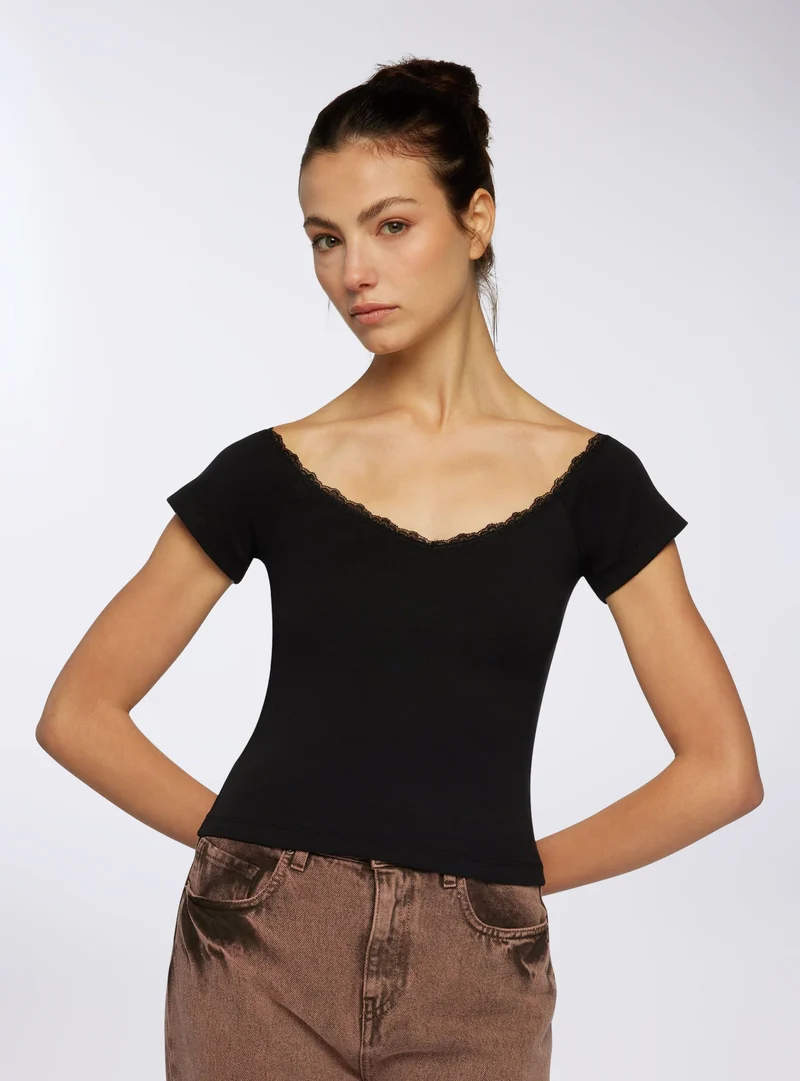 T-shirt con scollo a V e dettaglio in pizzo