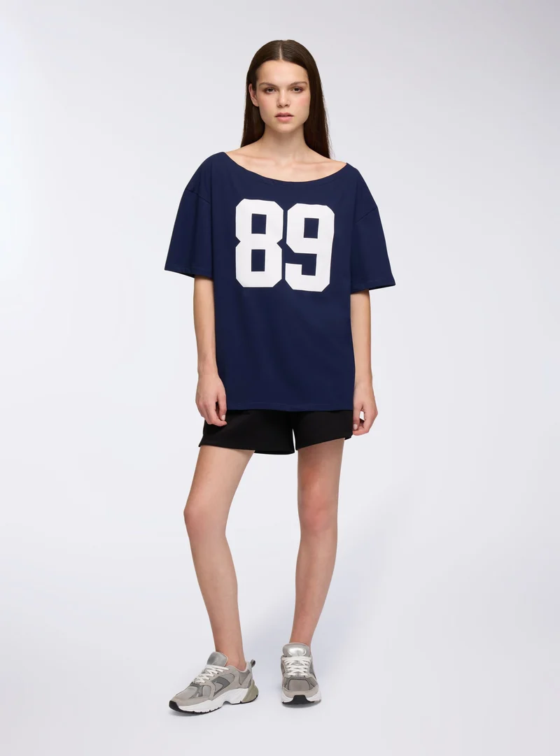 T-shirt spalle scoperte con numero