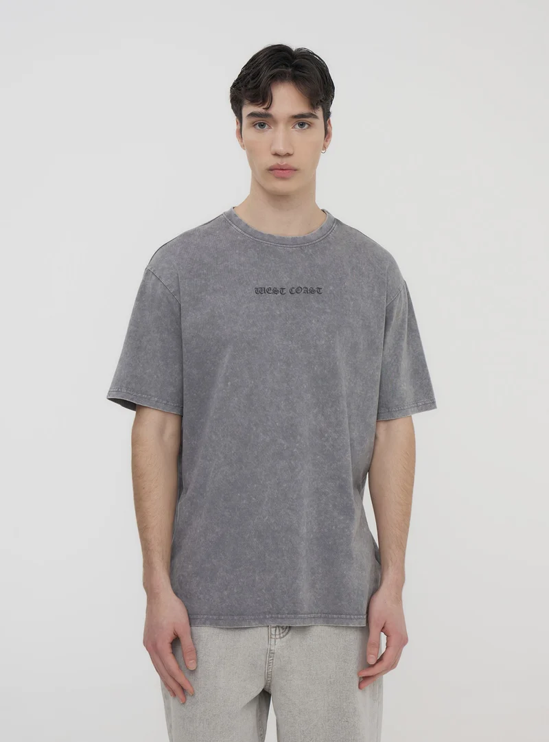 T-shirt over effetto slavato con scritta stile gotico