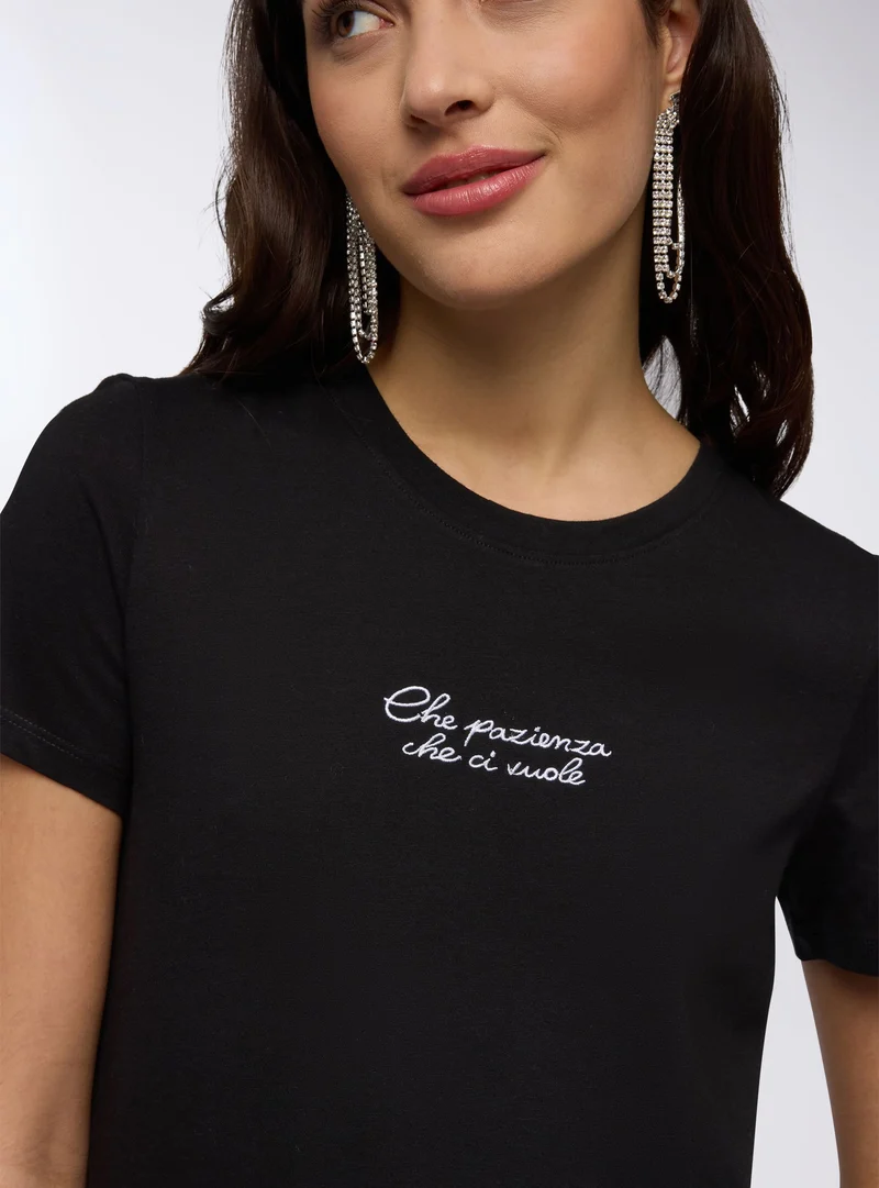 T-shirt con scritta simpatica