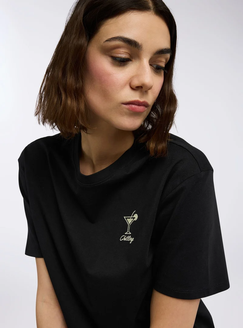 T-shirt ampia con ricamo effetto luccicante