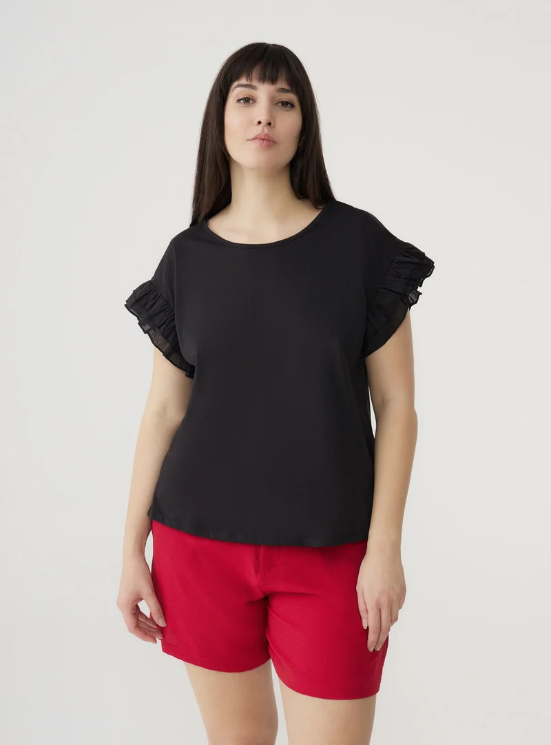 T-shirt con balze e spacchetti