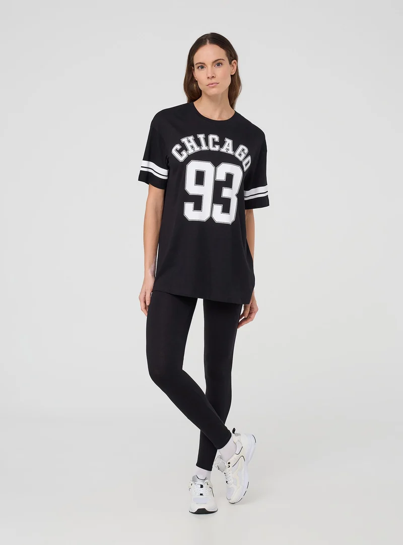 T-shirt maxi con stampa college e bande