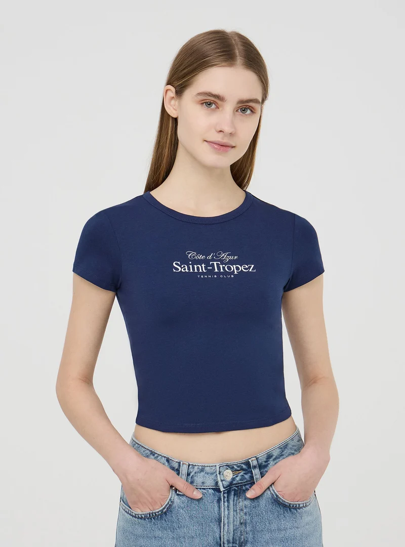 T-shirt con scritta frontale