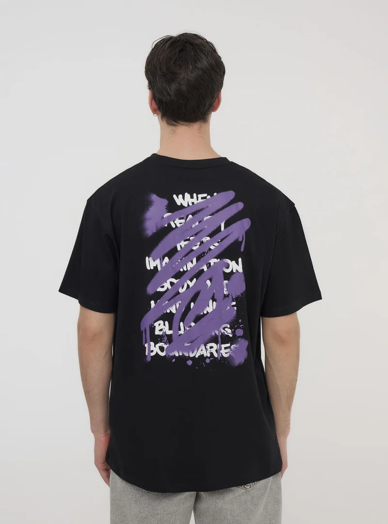 T-shirt con stampa graffiti fronte e retro
