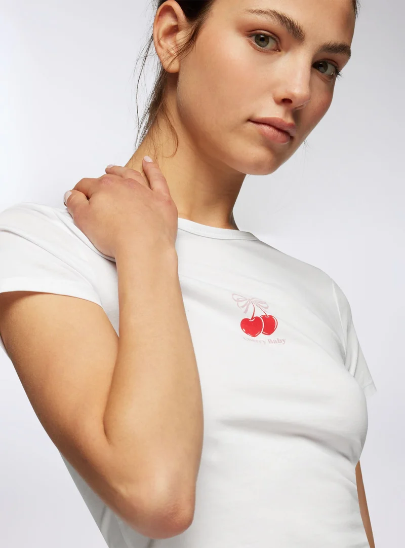 T-shirt crop con stampa ciliegia