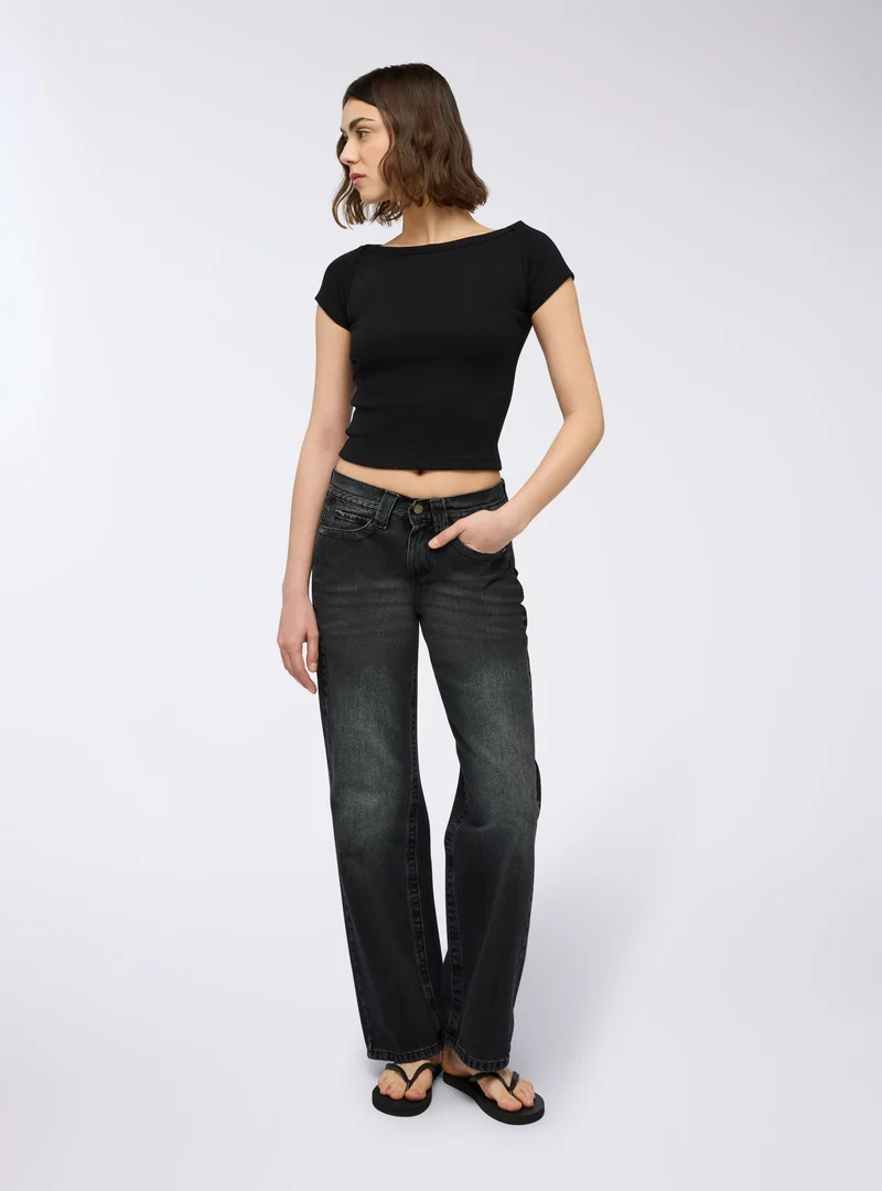 T-shirt a costine scollo ampio