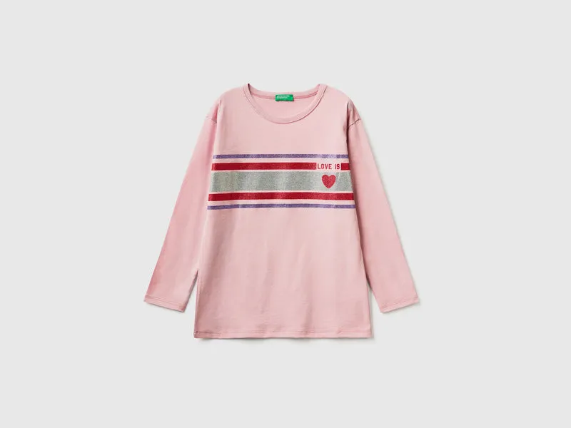 T-shirt lunga con stampa glitterata