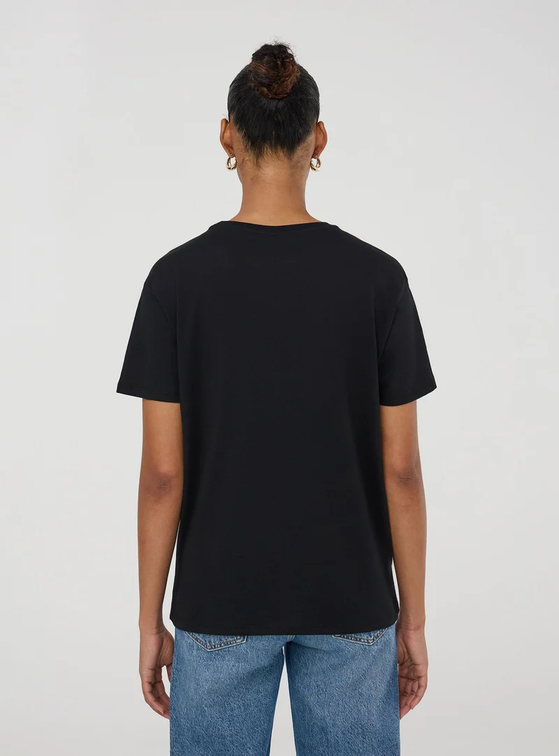T-shirt ampia con ricamo laterale
