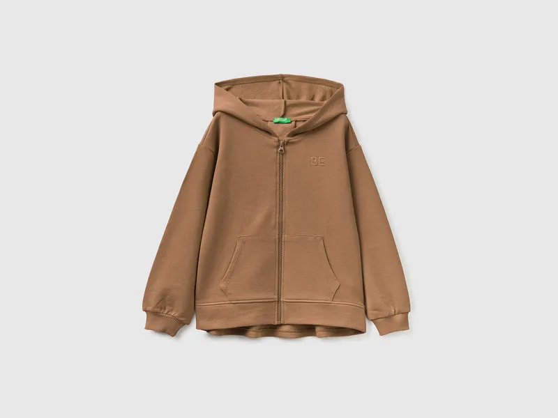Felpa con zip e ricamo "BE"
