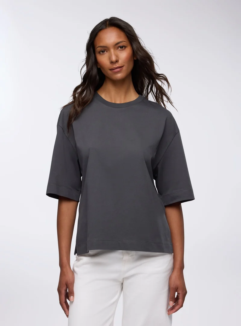 T-shirt over tinta unita