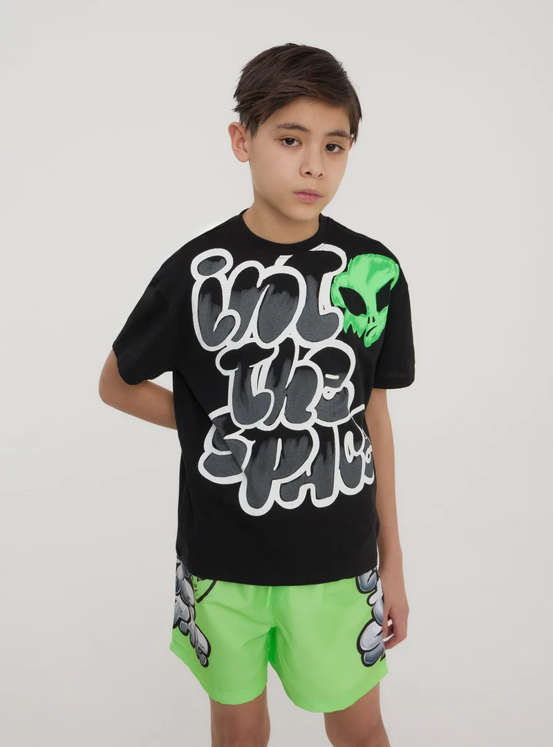 T-shirt con scritta e stampa alieno