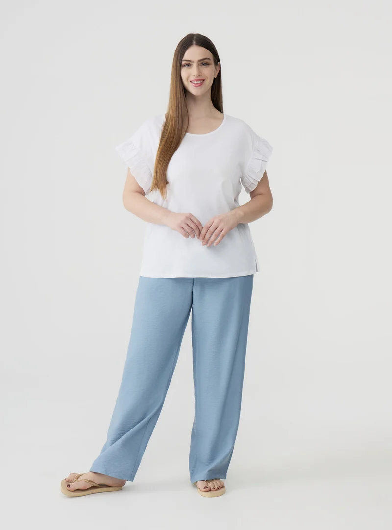T-shirt con balze e spacchetti