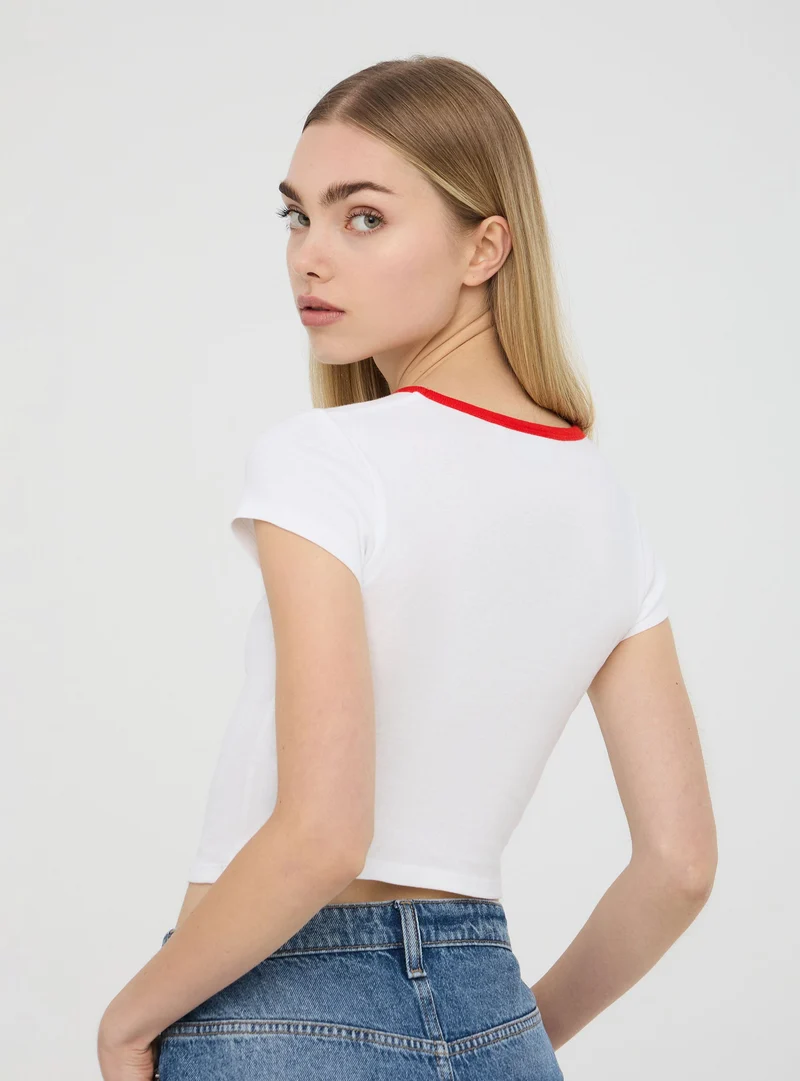 T-shirt crop stampa Coca-Cola®