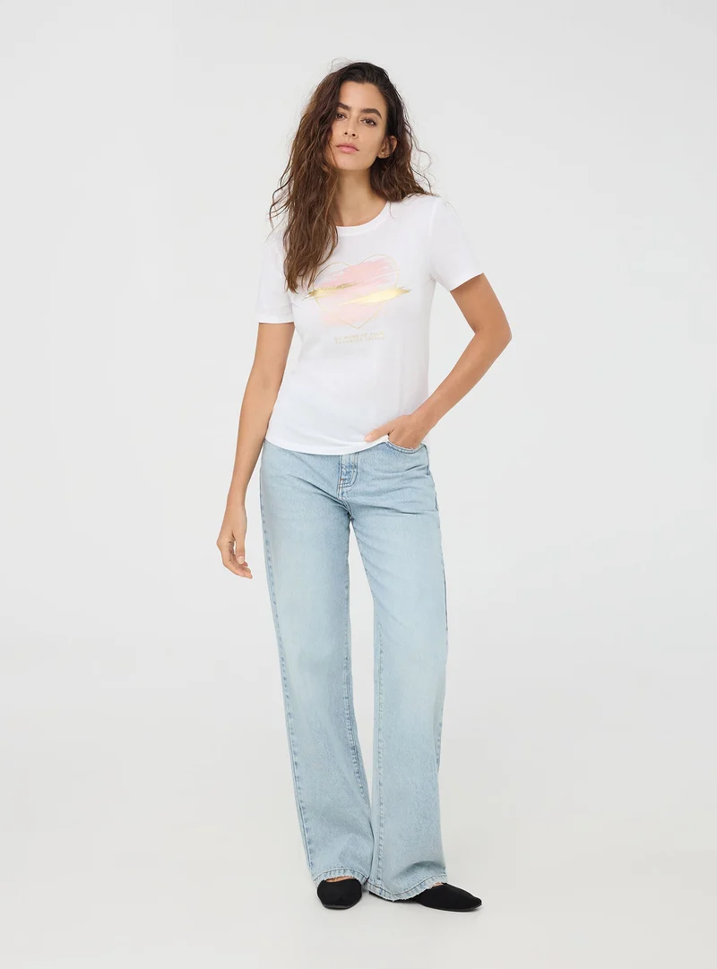 T-shirt con stampa laminata con cuore