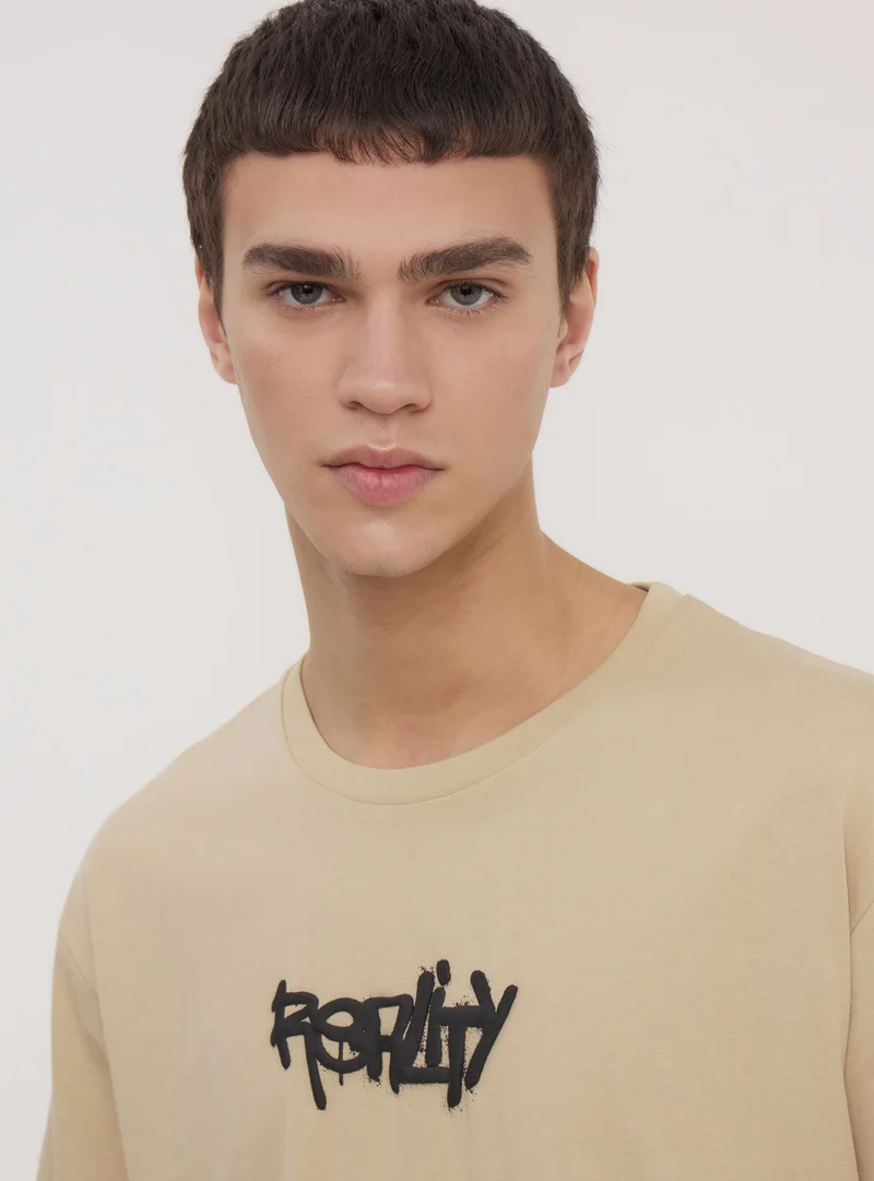 T-shirt con stampa graffiti fronte e retro