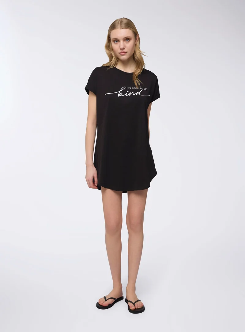 T-shirt maxi del pigiama stondata con scritta