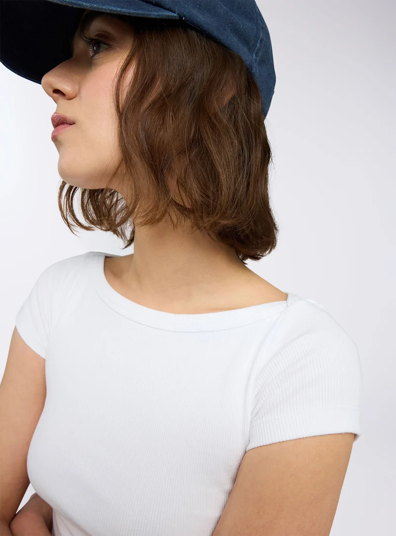 T-shirt a costine scollo ampio