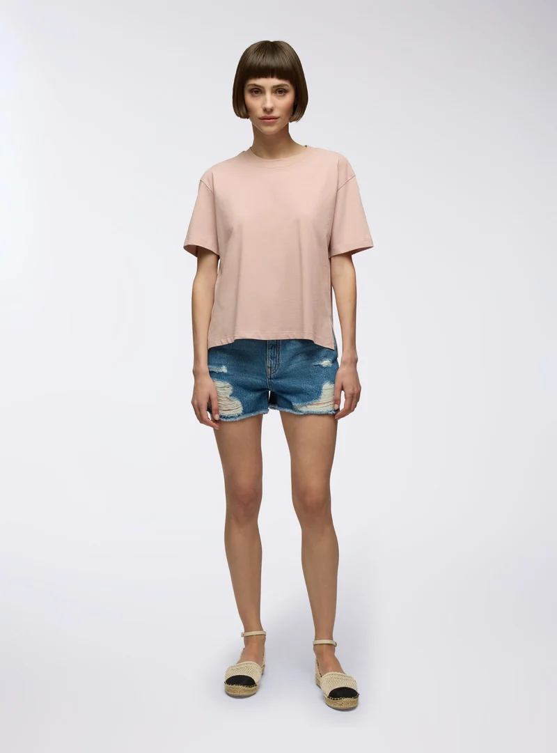 T-shirt con spacchi