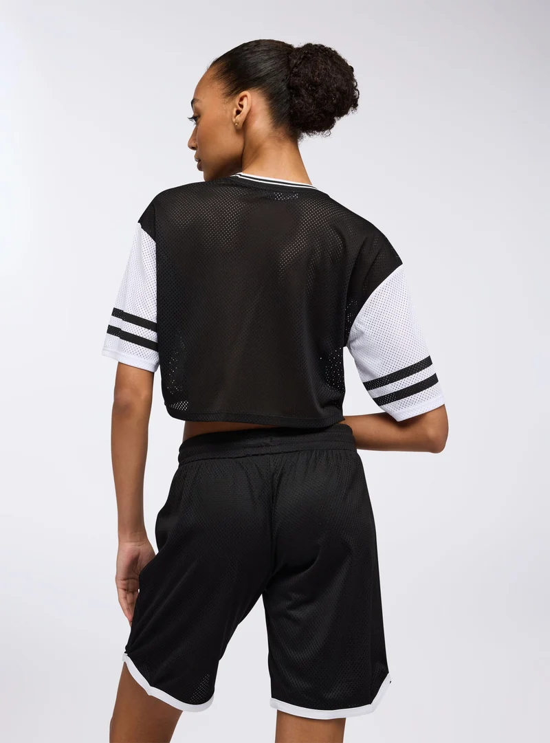 T-shirt crop in rete con stampa college