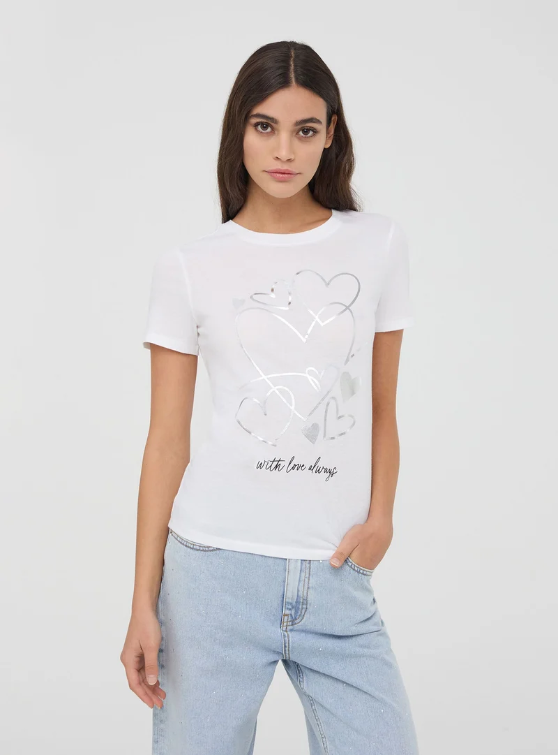 T-shirt con stampa laminata con cuore