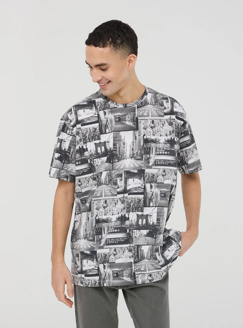 T-shirt relaxed con stampa fotografica allover