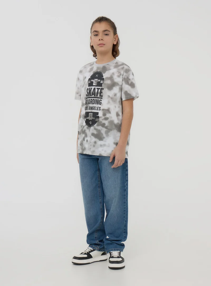T-shirt tie-dye con stampa skate