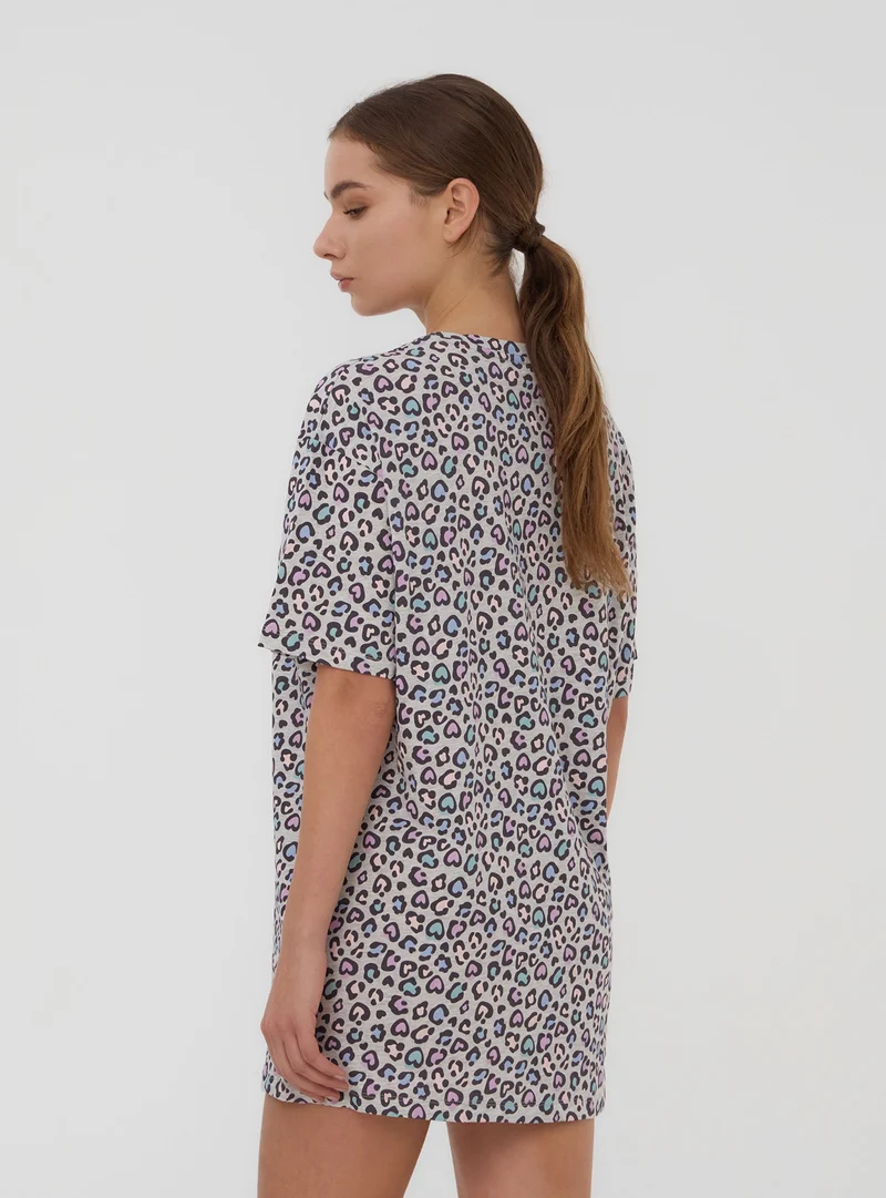 T-shirt over del pigiama maculata con scritta