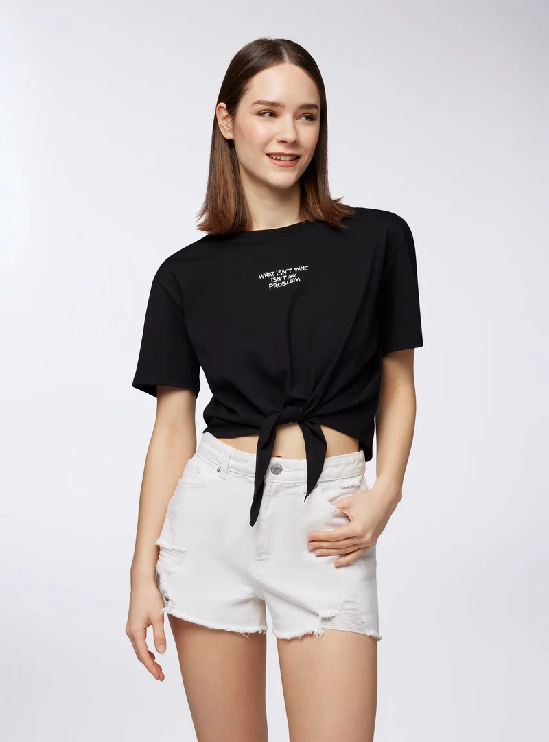 T-shirt ampia crop con nodo e scritta simpatica