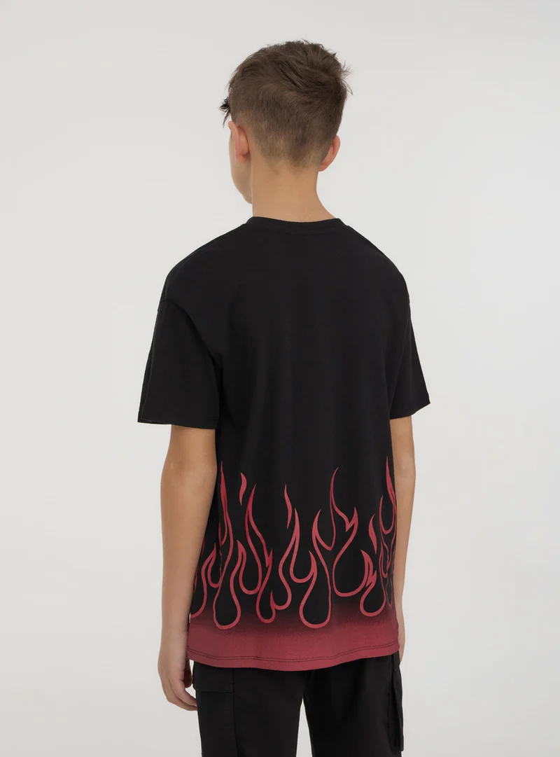 T-shirt con scritta e stampa fiamme
