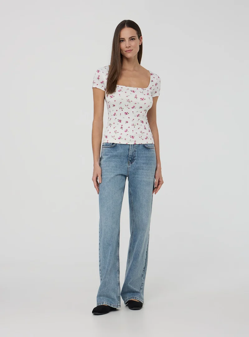 T-shirt elasticizzata a fiori con scollo ampio