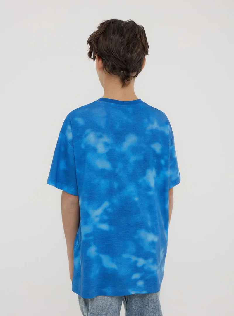 T-shirt tie-dye con stampa skate