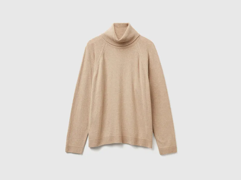 Maglione dolcevita beige in misto lana e cashmere