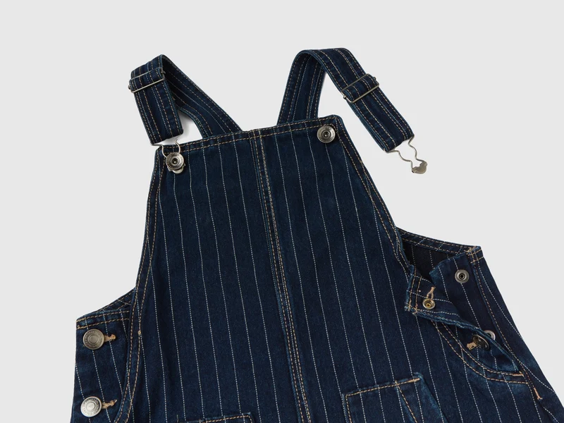Gonna salopette gessata di jeans