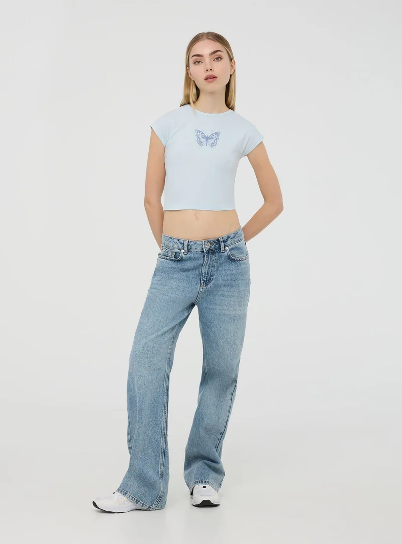T-shirt crop con stampa farfalla e applicazioni