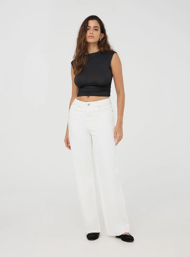 T-shirt con scollo a cratere e arricciature