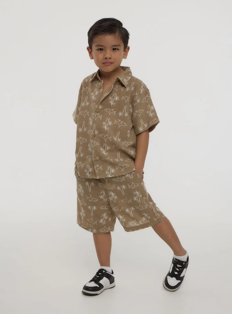 Jogger corti tessuto leggero fantasia squali