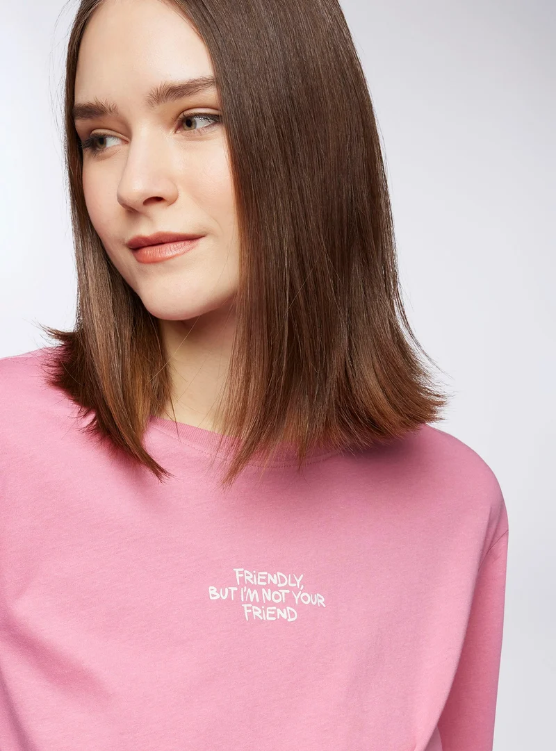 T-shirt ampia crop con nodo e scritta simpatica