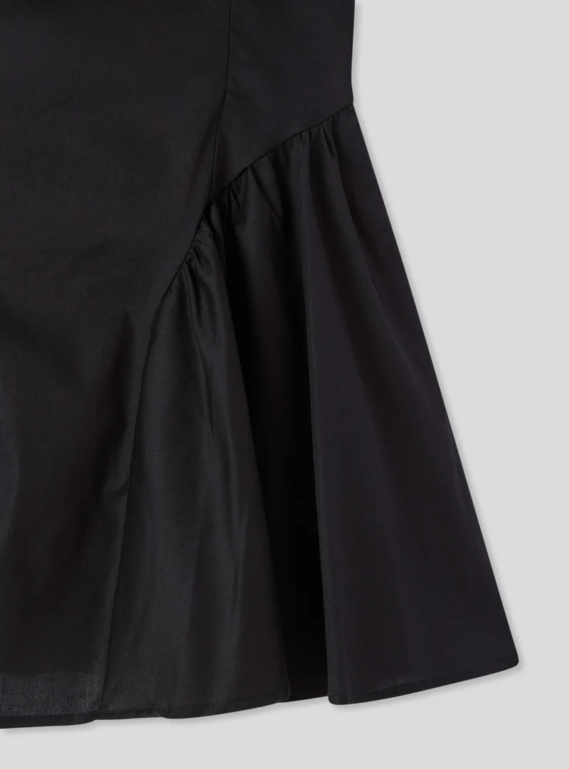Vestito con spalline sottili e gonna svasata