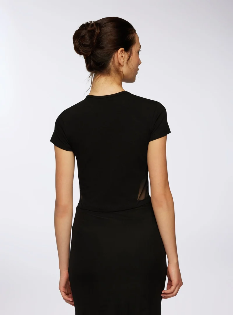 T-shirt con scritta e inserti in tulle