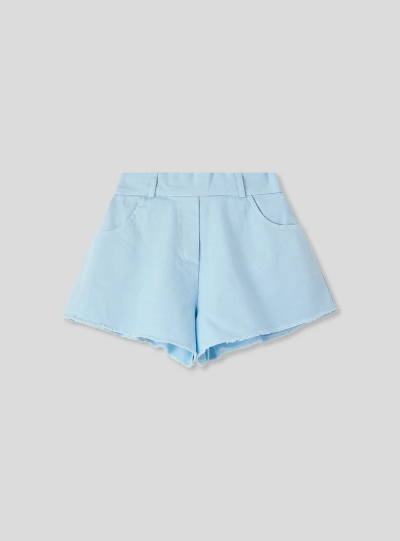Shorts con orlo sfrangiato