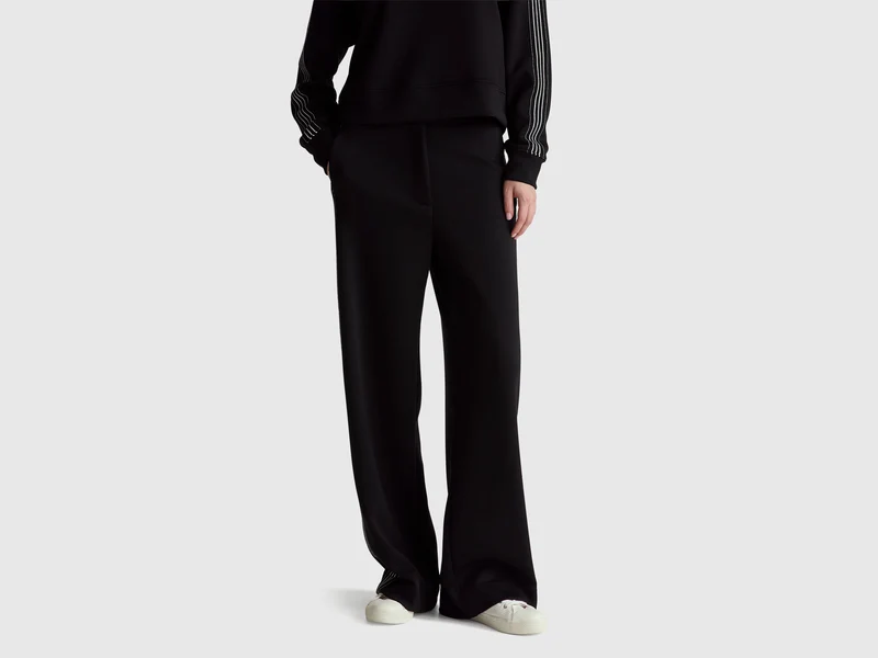 Pantaloni ampi con bande laterali