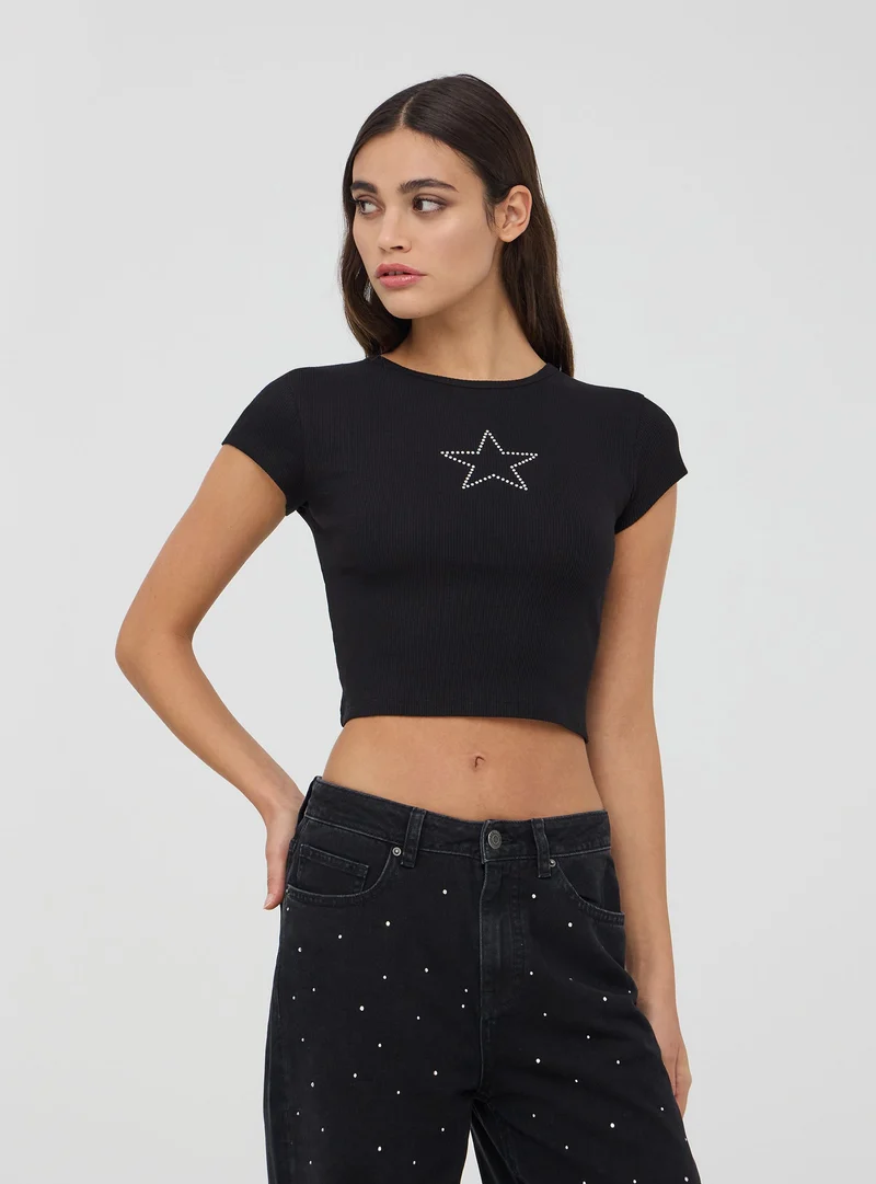T-shirt crop con borchie a stella